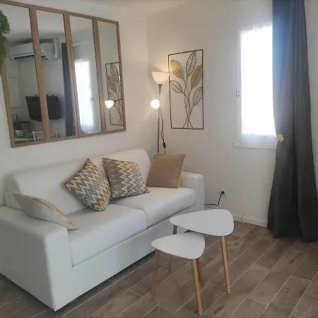Jade Dans Proche Tennis/ Centre Naturiste * Agde