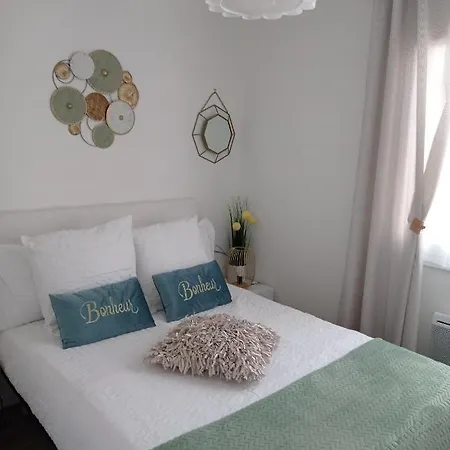 Jade Dans Proche Tennis/ Centre Naturiste Agde